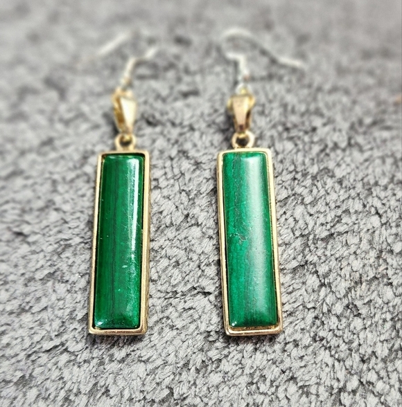 Jewelry - Green and Goldtone Drop Earrings